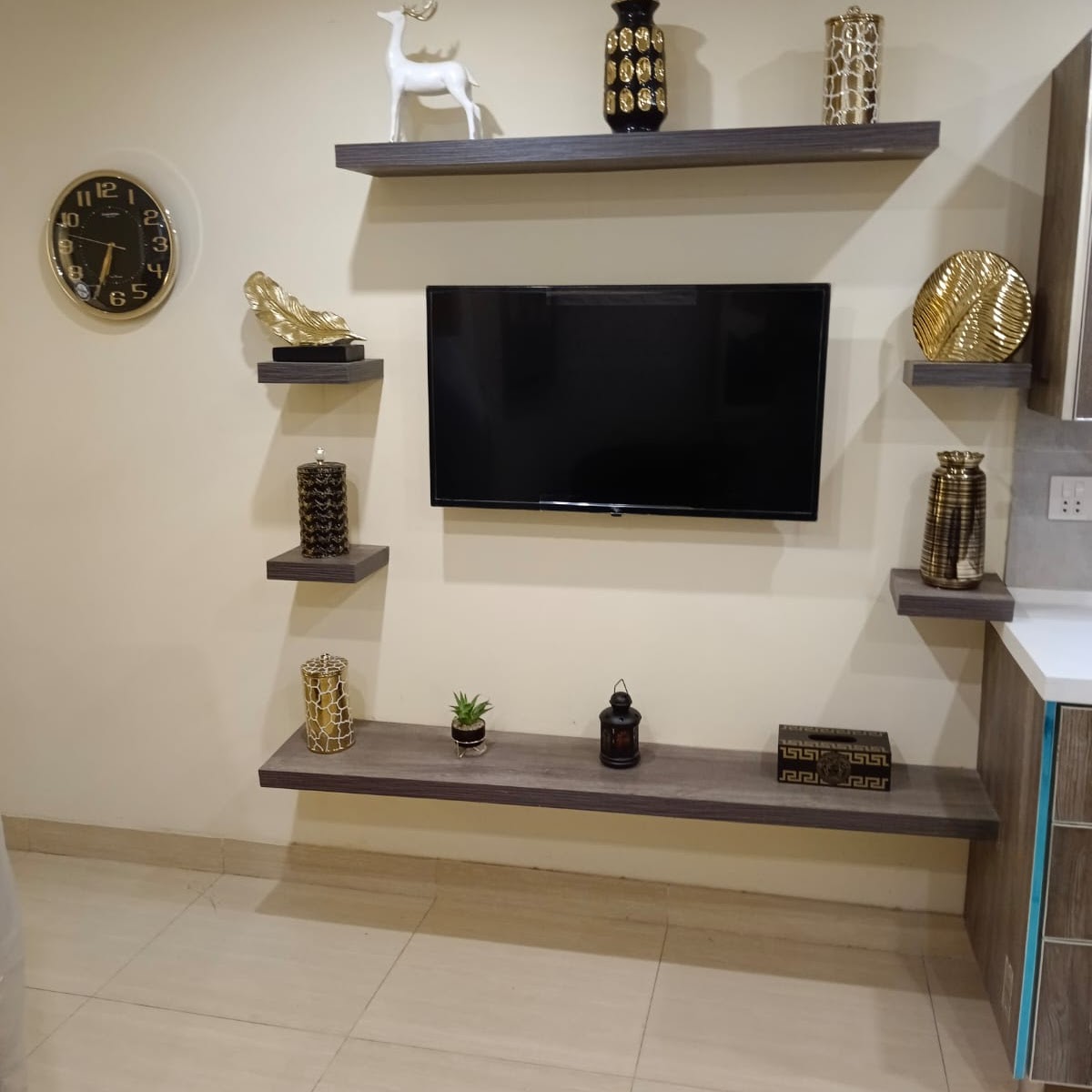 Room 102 — 2-Bedroom Luxury Family Suite at Rizco Heights, Bahria Town, Lahore — guest room photo 2